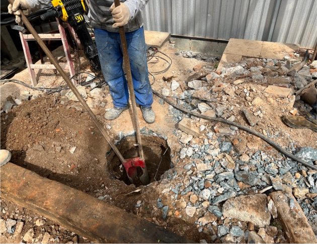 17/08/22 - Remoção de interferência do terreno para cravação de perfis.