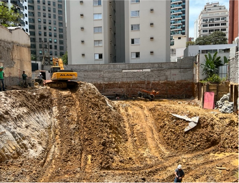 06/10/22 - Escavação e retirada de terra.