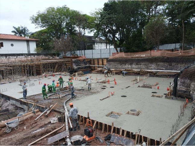 18/10/22 - Concretagem do piso do subsolo (Casa 01, 02 e 03).