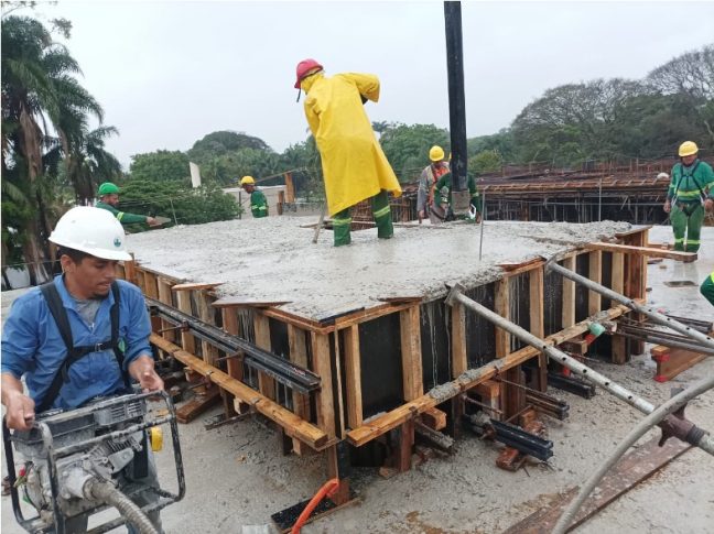 25/11/22 - Concretagem das coberturas dos elevadores (Casas 04 e 05).