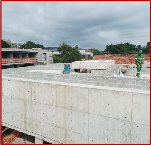 23/01/23 - Elevação da alvenaria da cobertura das casas 4 e 5.