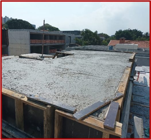 27/01/23 - Concretagem da laje da cobertura dos elevadores das casas 1, 2 e 3.
