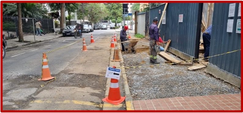 16/01/23 - Demolição de calçada.