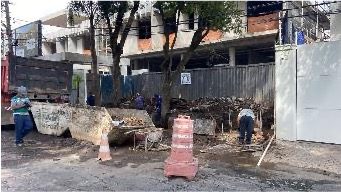 21/02/23 - Escavação para o muro da frente.