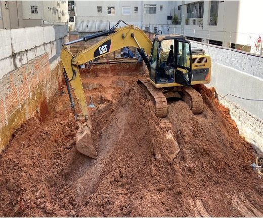 08/05/23 - Escavação e retirada de terra.