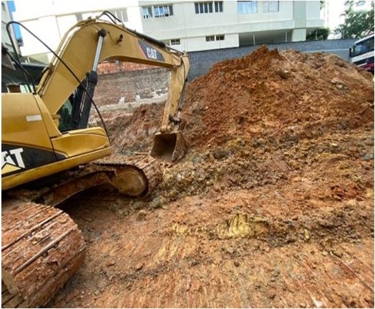 10/05/23 - Escavação e Retirada de Terra.