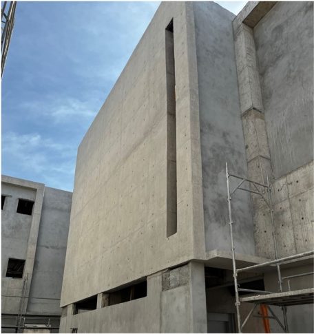 08/05/23 - Tratamento em concreto aparente e massa da fachada.