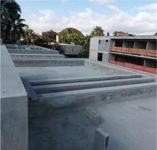 19/06/23 - Requadração das floreiras da cobertura das casas 4 e 5.