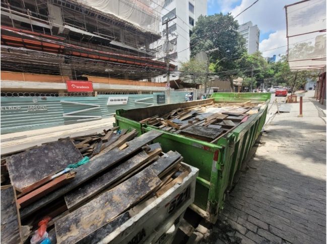 21/12/23 - Remoção de entulho para limpeza da obra