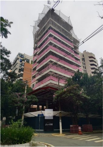 05/2024 - Vista da fachada com o ático em execução